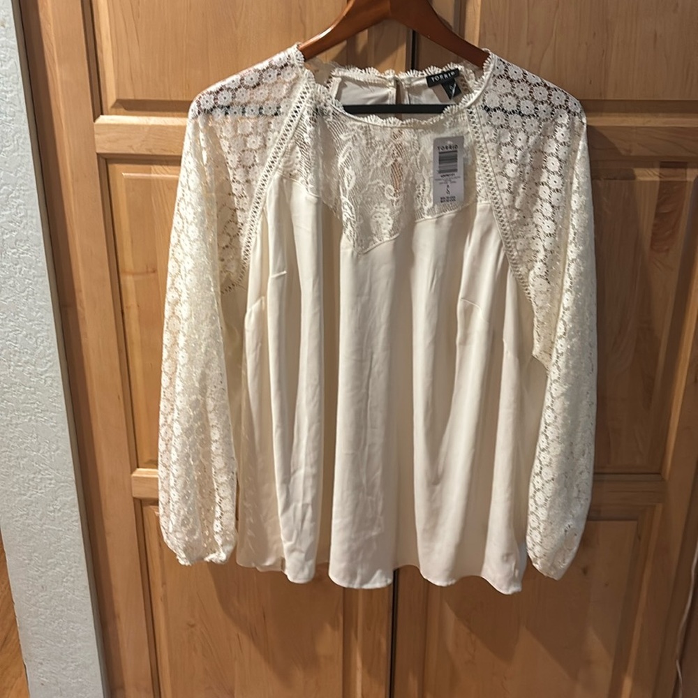 TORRID NWT Georgia lace mix sleeve top pristine size 0 - Picture 1 of 8